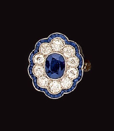 Bague en platine ornée, en serti clos, d'un...