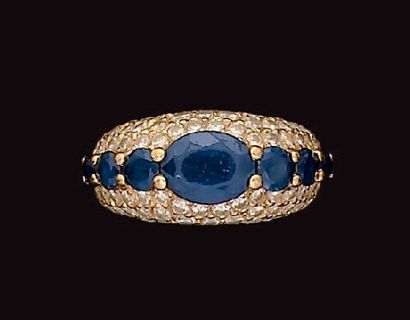 Bague demi jonc en or jaune ornée de sept...