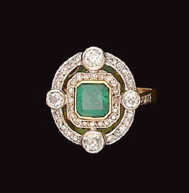 Bague en or jaune et or gris sertie d'une...