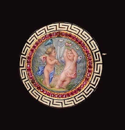 Broche ronde en or jaune ornée d'un émail...