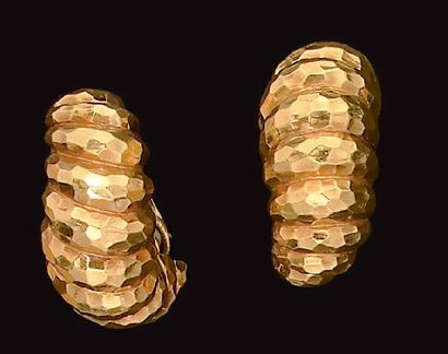 Paire de clips d'oreilles en or jaune stylisés...