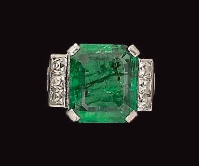 Bague en platine sertie d'une émeraude rectangulaire...