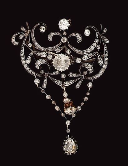 Broche en argent et or jaune à décor d'enroulements...