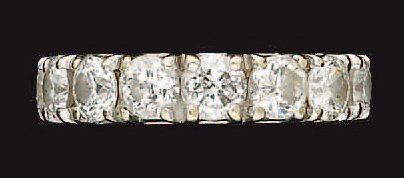 Alliance en or gris sertie de quinze diamants...