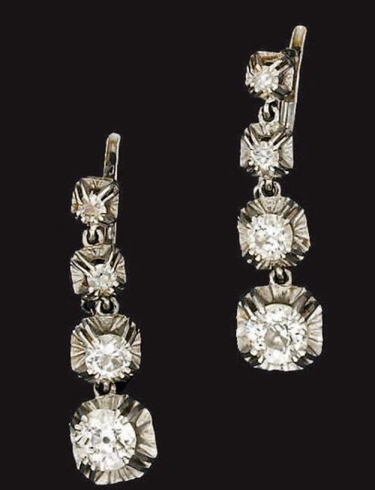 Paire de pendants d'oreille en or gris sertis...