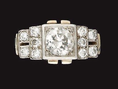 Bague en or gris, sertie d'un diamant demi...
