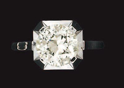 Bague en platine, sertie d'un diamant demi...