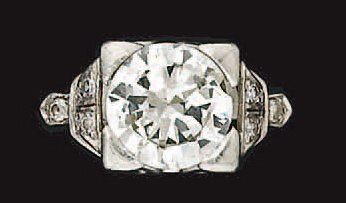Bague en platine ornée d'un diamant demi...