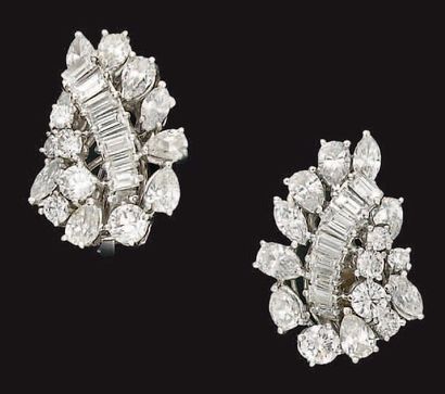 Paire de clips d'oreille en platine et or...