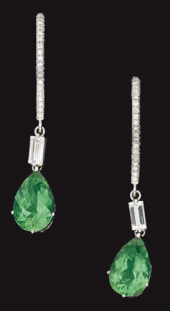 Paire de pendants d'oreille en or gris ornés...