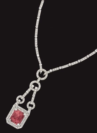 Collier en or gris formé d'une ligne articulée,...