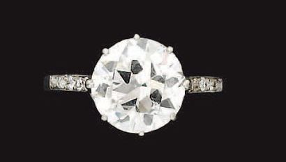 Bague en or gris, sertie d'un diamant demi...