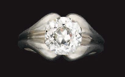Bague en platine sertie d'un diamant taillé...
