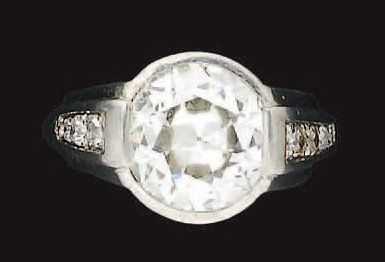 Bague en platine ornée en serti clos d'un...