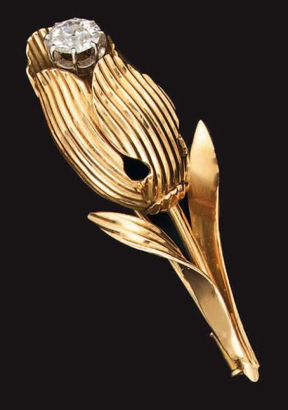 Broche tulipe en or jaune et platine sertie...