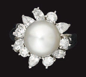 Bague en or gris, sertie d'une perle de culture...