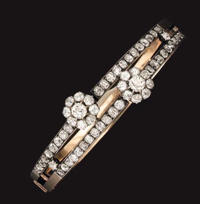 Bracelet rigide ouvrant à charnière en or...