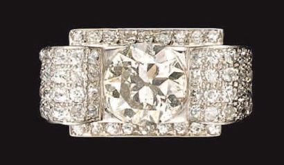 Bague chevalière en platine, ornée d'un diamant...