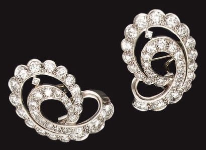 Elégants clips d'oreille en or et platine...