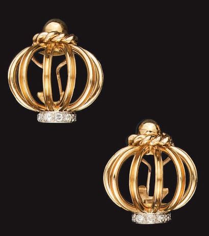 Paire de clips d'oreille en or, stylisant...