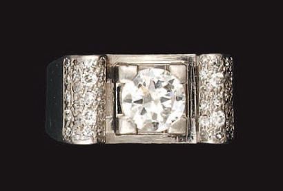 Bague chevalière en platine, ornée d'un diamant...