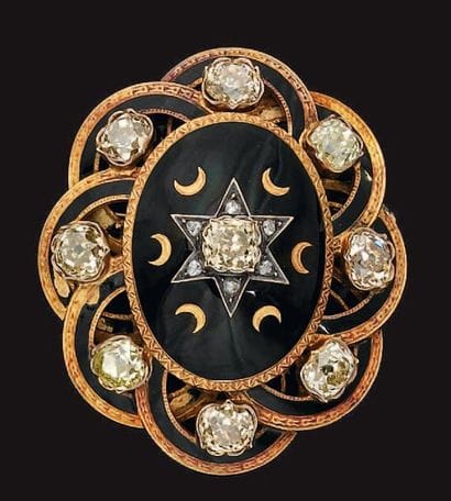 Broche de forme ovale en or jaune, émaillée...