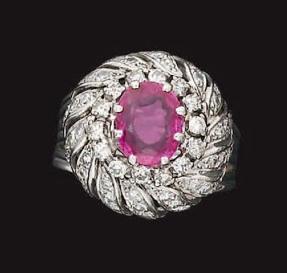 Bague en platine sertie d'un rubis dans un...