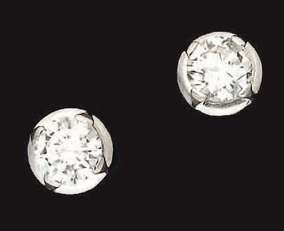 Paire de boutons d'oreille en or gris et...