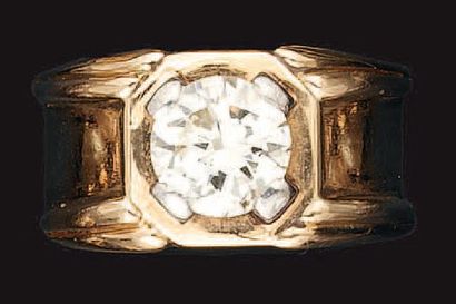 Bague de genre chevalière en or jaune et...