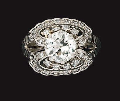 Bague en platine, le corps fileté, orné d'un...