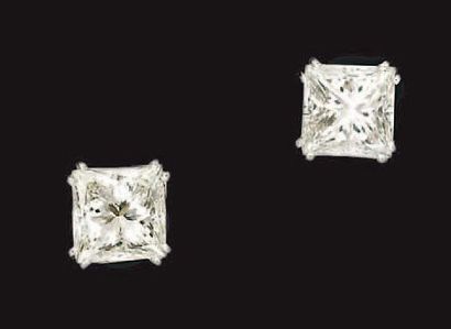 Paire de boutons d'oreille en or gris sertis...