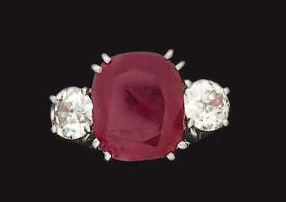 Bague en platine, sertie d'un rubis taillé...