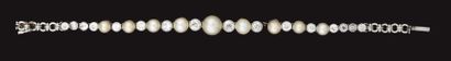 Bracelet souple en platine, figurant une...
