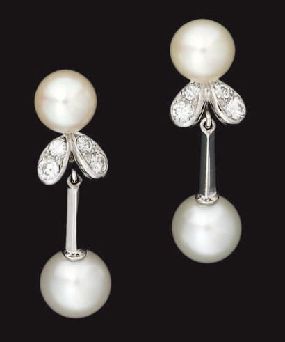 Paire de pendants d'oreille en or gris, montés...