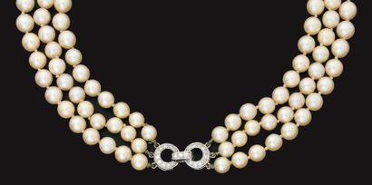 Collier formé de trois rangs, l'un composé...