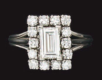 Bague en platine sertie d'un diamant baguette...