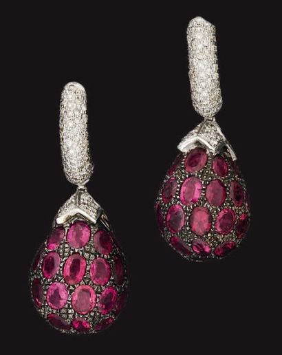 Paire de pendants d'oreille en or gris et...