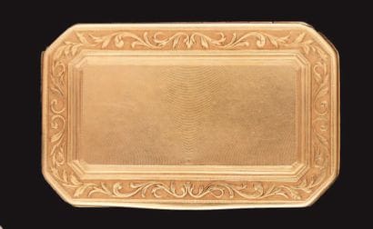 Tabatière à pans coupés en or jaune à fond...