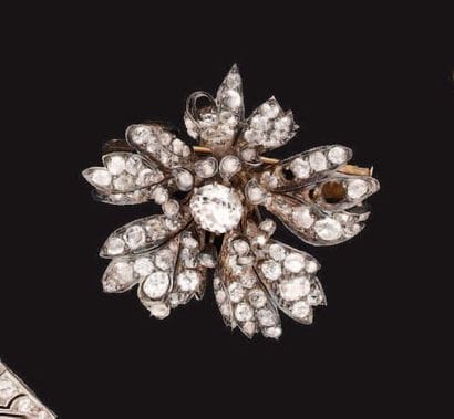 Broche fleur en or et argent, entièrement...