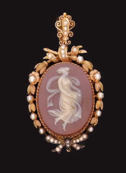 Pendentif formant médaillon ouvrant, pouvant...