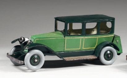 Berline RENAULT, couleur vert à filets jaune,...