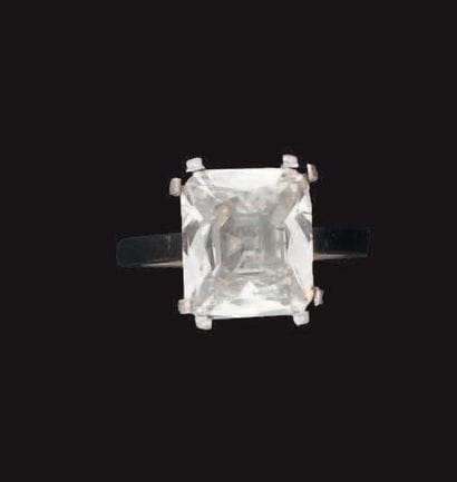 Bague en or gris, sertie d'un diamant rectangulaire...