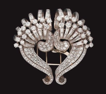 Broche formant double clip en platine, à...