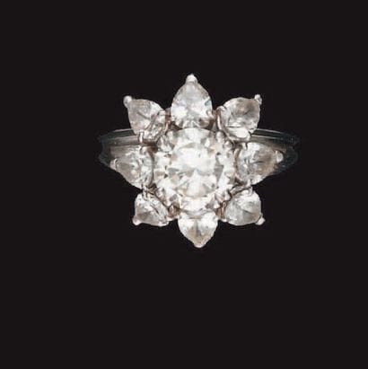 Bague en or gris, sertie au centre d'un diamant...