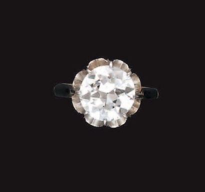 Bague en or gris, sertie d'un diamant solitaire...