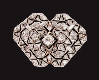 Broche en or gris ajouré, à décor géométrique,...
