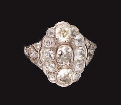 Bague en platine et or gris, ornée au centre...