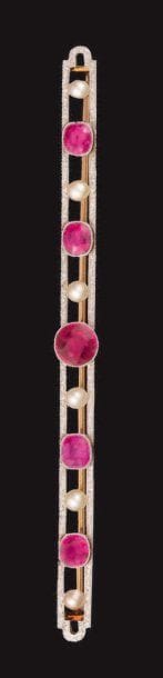 Broche barrette en or ajouré, ornée de cinq...
