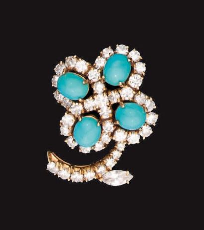 Broche fleur en or jaune, ornée de quatre...