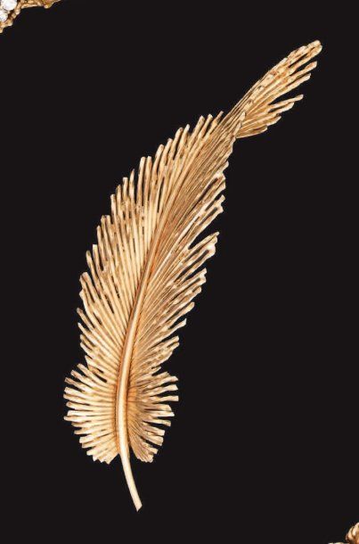 STERLE
Broche figurant une plume en or jaune...